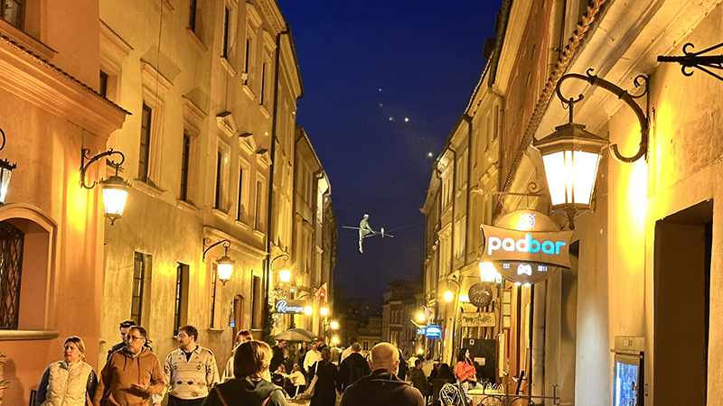 Pessoas caminham pelas ruas de Lublin, Polônia, à noite Lublin, à noite