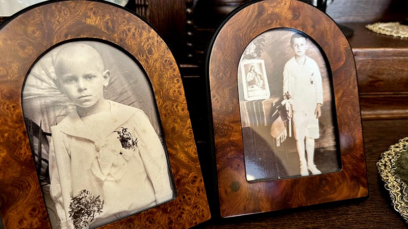 Porta-retratos com a a foto de João Paulo II e o irmão, em Wadowice, Polônia.