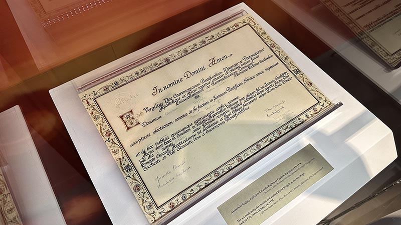 documento certifica João Paulo II como Papa., no museu em Wadowice, Polônia