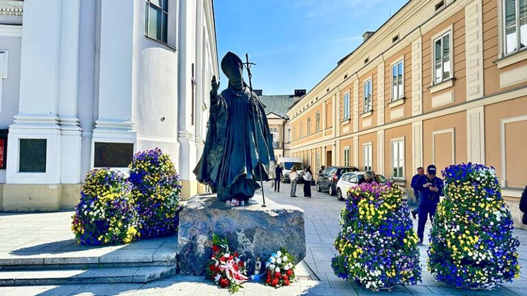 Estátua do Papa João Paulo II, em Wadowice, Polônia