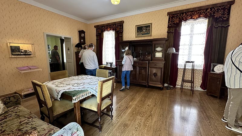 A sala do apartamento da família de João Paulo II, em Wadowice, Polônia