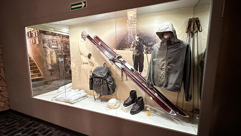 Equipamento de esqui de João Paulo II, no Museu, em Wadowice, Polônia