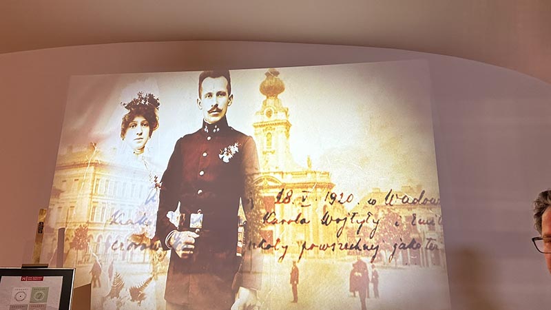 A mãe, Emilia Kaczorowska e o pai, Karol Wojtyła, na casa da famíla que virou museu, em Wadowice, Polônia