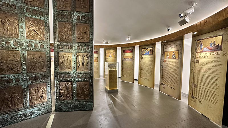 Porta Santa da Basílica de São Pedro, no museu do Papa João Paulo II, em Wadowice, Polônia