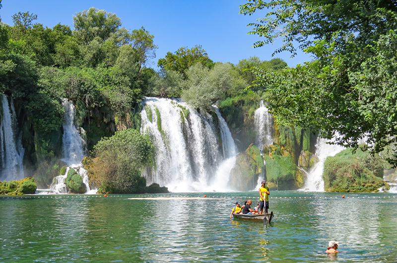 Passeio de barco em Kravice Falls, na Bósnia Passeio de barco em Kravice Falls, na Bósnia