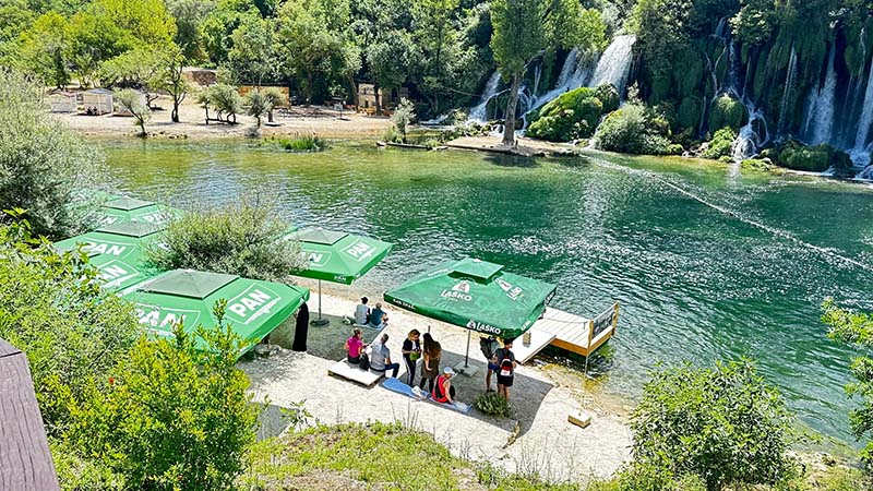 Kravice Falls: saiba tudo sobre esse paraíso na Bósnia 6 Barracas em Kravice Falls, na Bósnia