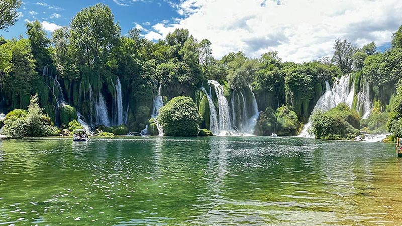 O cenário grandioso de Kravice Falls, na Bósnia Kravice Falls, na Bósnia