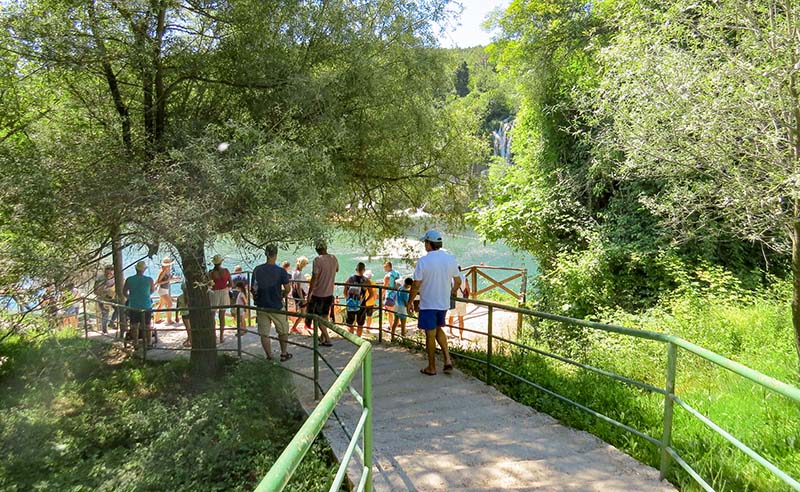 João Miguel descendo a escadaria de Kravice Falls, na Bósnia Kravice Falls, na Bósnia