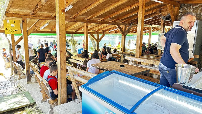 Kravice Falls: saiba tudo sobre esse paraíso na Bósnia 5 Restaurante em Kravice Falls, na Bósnia