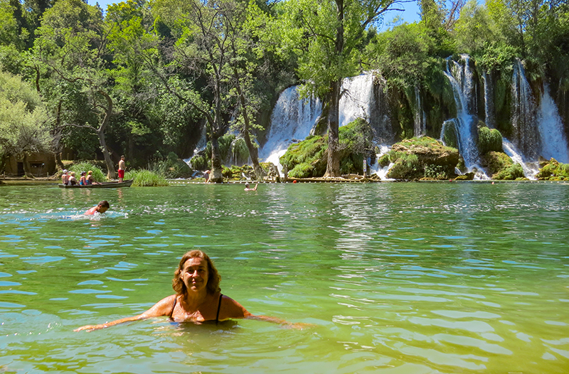 Sonia mergulhando em Kravice Falls, na Bósnia Sonia na Bósnia