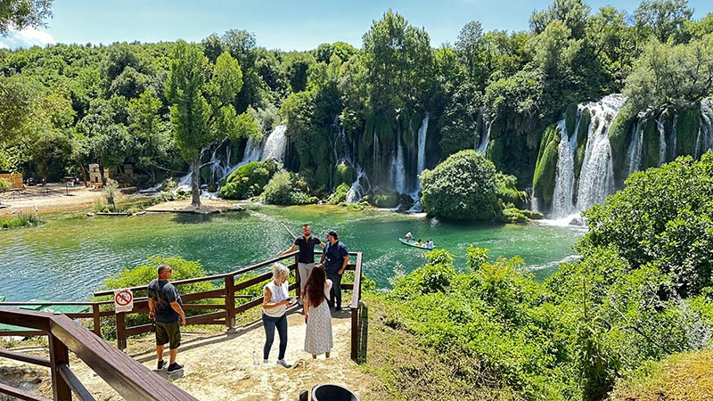 A vista do alto de Kravice Falls, na Bósnia Kravice Falls, na Bósnia