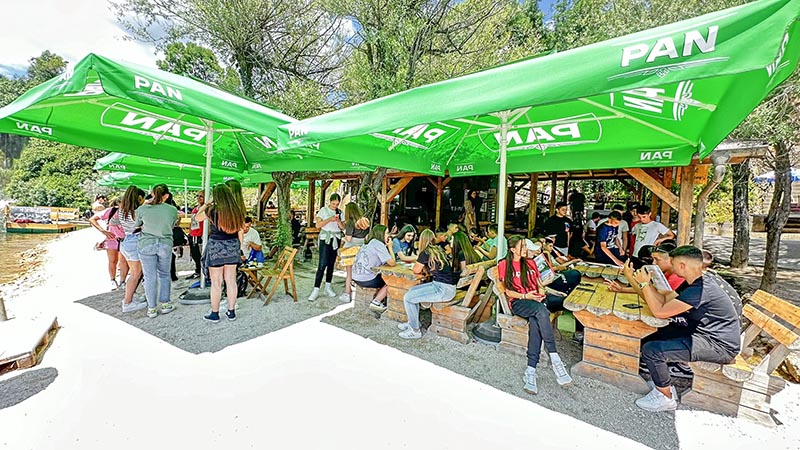 Kravice Falls: saiba tudo sobre esse paraíso na Bósnia 4 A simplicidade do restaurante em Kravice Falls, na Bósnia