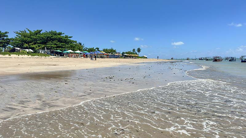 Praia do Patacho, em Porto de Pedras, Alagoas