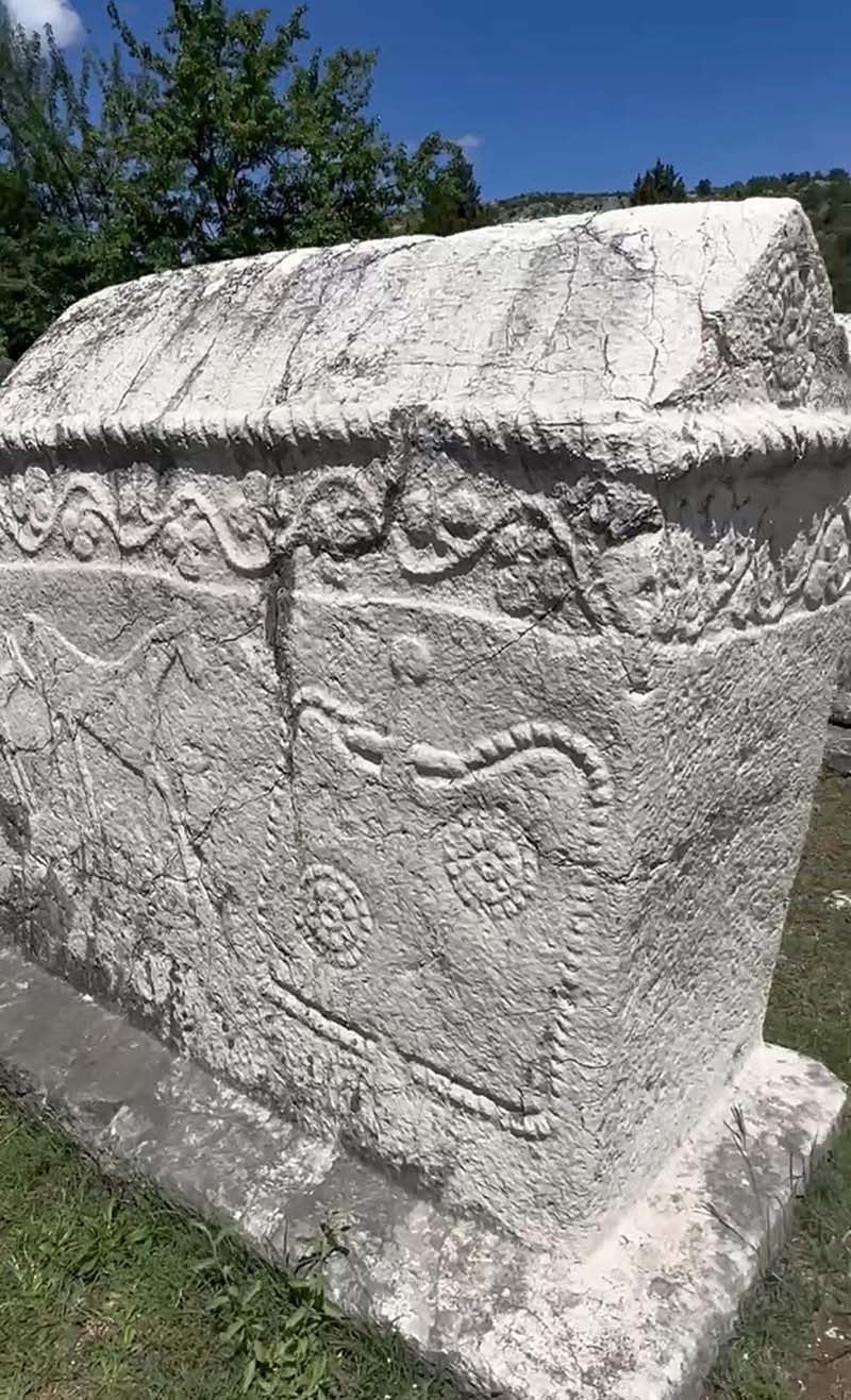 Pedra com cavalo esculpido