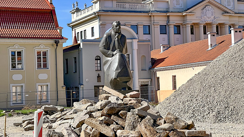 Estátua de Jonas Mačiulis-Maironis, padre e poeta