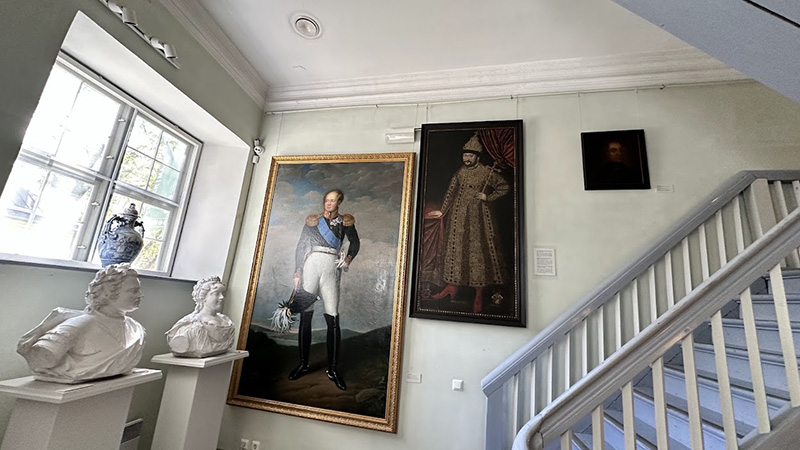 Entrada da Casa de Pedro, o Grande, no Parque Kadriorg, em Tallinn, Estônia Entrada da Casa de Pedro, o Grande