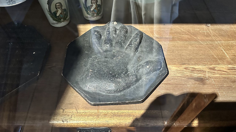 Um molde da mão de Pedro, o Grande, num móvel da sala de estar da Casa de Pedro, o Grande, no Parque Kadriorg, em Tallinn, Estônia. Molde da mão de Pedro I