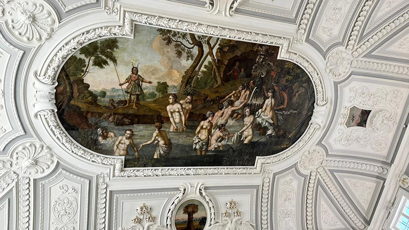 o teto do Salão famoso do Palácio e museu Kadriorg, em Tallinn, Estônia
