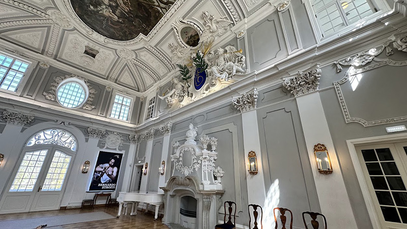 Salão famoso do Palácio e museu Kadriorg, em Tallinn, Estônia