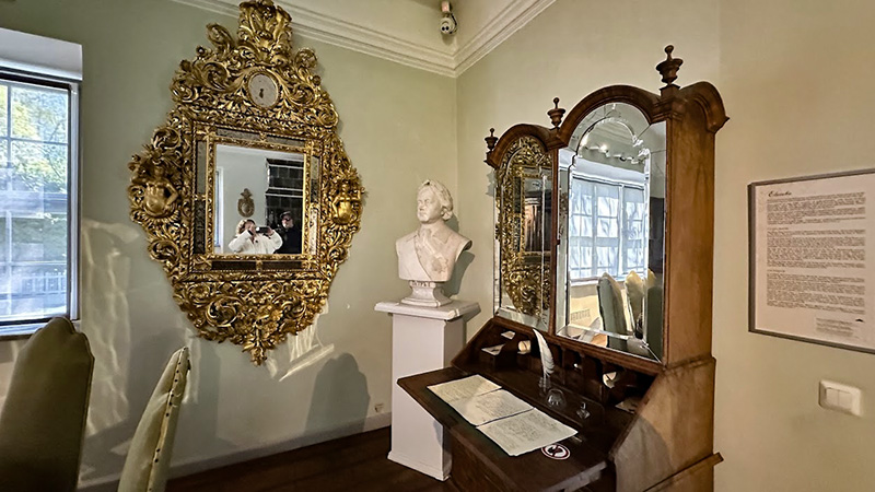 A sala de estar da Casa de Pedro, o Grande, no Parque kadriorg, em Tallinn, Estônia A primeira sala da Casa de Pedro o Grande