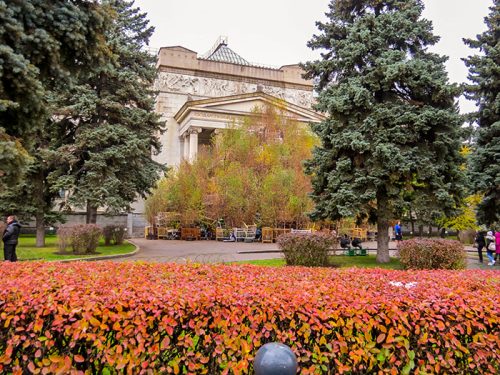 A fachada do Museu Pushkin tomada pela obra de arte