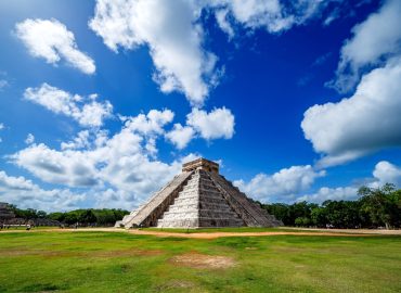 breathtaking-view-pyramid-archaeological-site-chichen-itza-yucatan-mexico_181624-47577