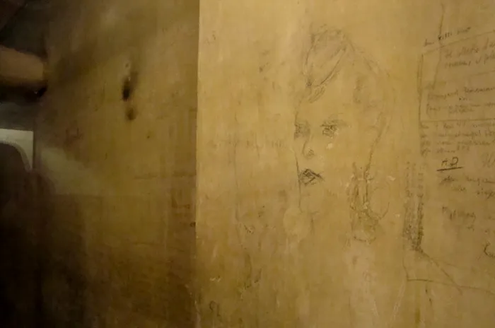 Desenhos na parede de El-De Haus, Colonia, Alemanha Desenhos na parede