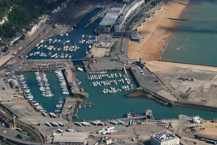 O porto de Dover visto do alto