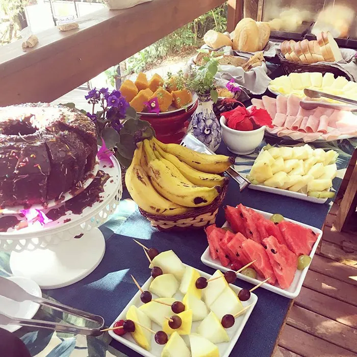 Café da manhã, na pousada Vila Gaia Chalés, em Florianópolis, Santa Catarina vila_gaia_chalés