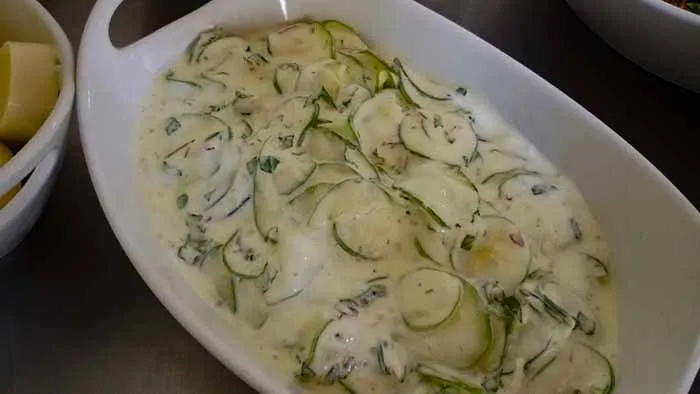 Salada de pepino com iogurte, no Restaurante Maturi, em Aracaju, Sergipe salada de pepinos com iogurte no Maturi
