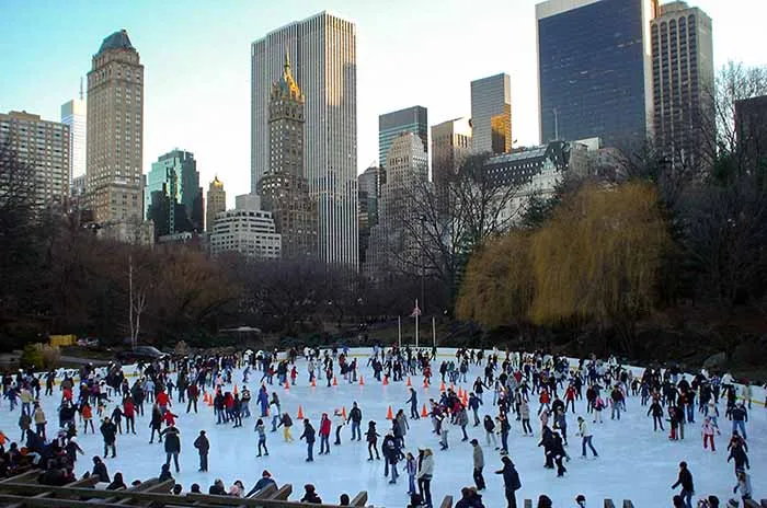 Pista de patinação com dezenas de patinadores no Central Park, Nova Iorque, Estados Unidos Patinação no Central Park, Nova Iorque