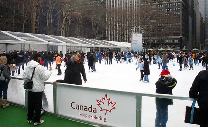 Pista de patinação no Bryant Park, em Nova Iorque, Estados Unidos Patinação no Bryant Park, em Nova Iorque