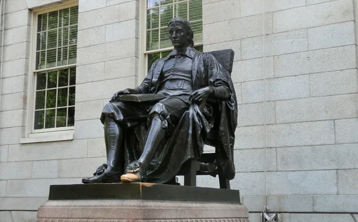 Estátua de John Harvard, em Boston, Estados Unidos Estátua de John Harvard, em Boston, Estados Unidos