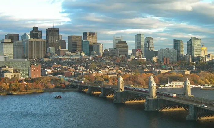 O Rio Charles e a Harvard Bridge, em Boston, Massachusetts, Estados Unidos O Rio Charles e a Harvard Bridge, em Boston