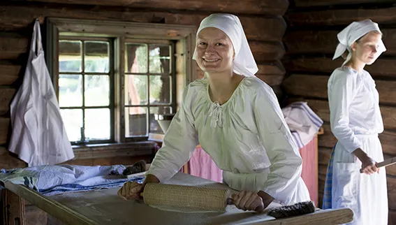 Moça faz pão no Norsk Folkemuseum em Oslo, Noruega PADARIA