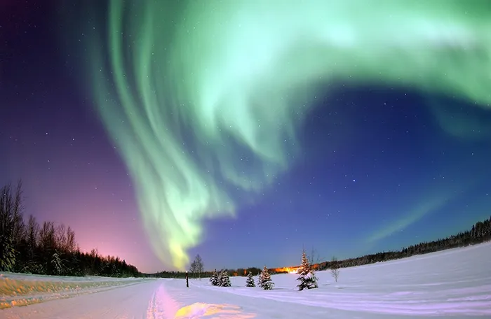 verde, azul, rosa e violeta - as cores da Aurora Boreal, na Noruega verde, azul, rosa e violeta