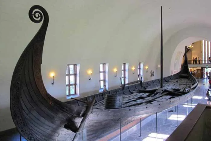 Barco viking Oseberg, em Oslo, Noruega Barco viking Oseberg, em Oslo, Noruega