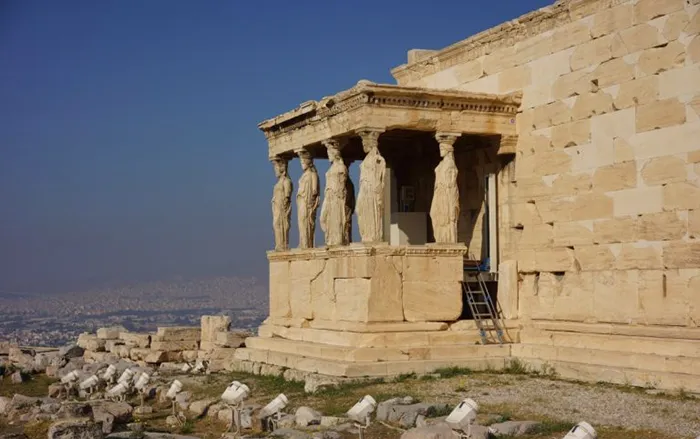 Pórtico das Cariárides, na acrópole, em Atenas, Grécia Pórtico das Cariátides