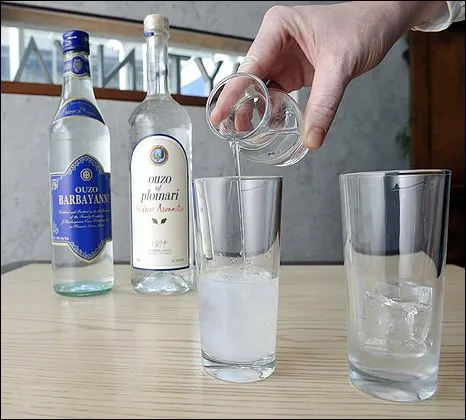 Ouzo, bebida típica da Grécia Ouzo, bebida típica da Grécia