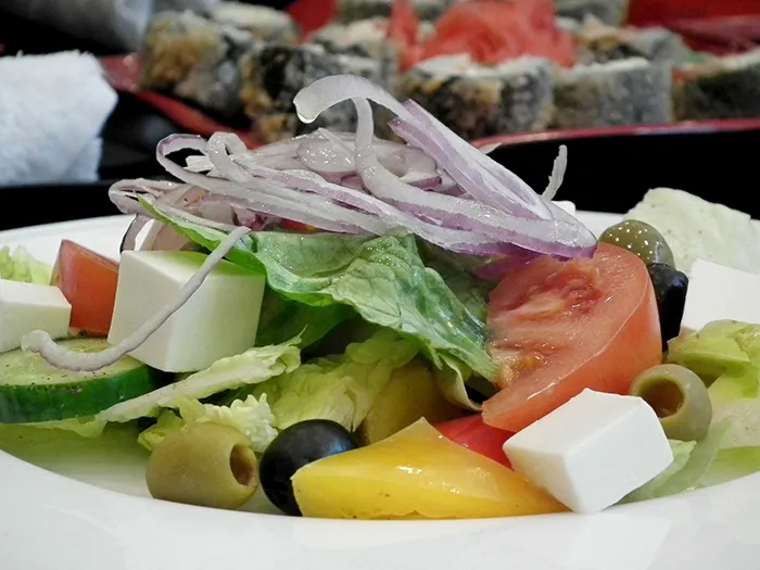 Salada grega, num restaurante ao pé da acrópole, em Atenas, Grécia salada grega