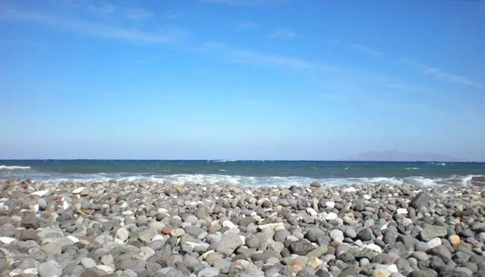 Praia de pedras, Santorini, Grécia Praia de pedras, Santorini, Grécia