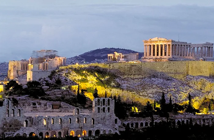 Acrópoles e outros monumentos iluminados, em Atenas, capital da Grécia Atenas, Grécia