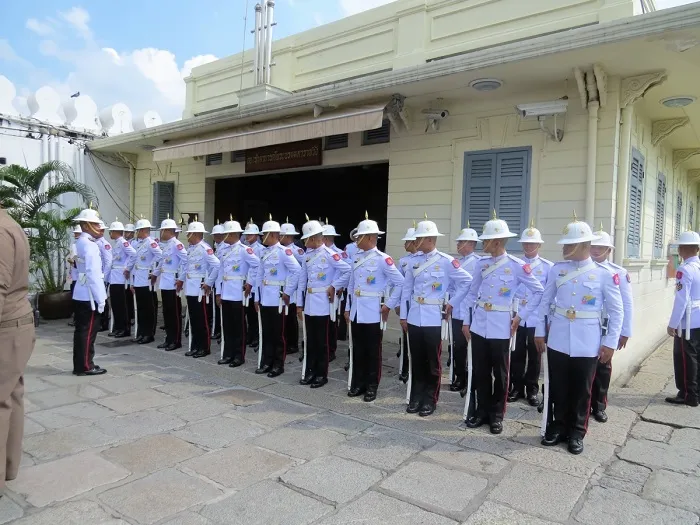A guarda tailandesa a postos no Grand Palace, em Bangkok, Tailândia A guarda tailandesa a postos no Grand Palace, em Bangkok, Tailândia
