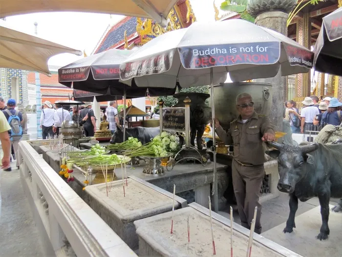 Avisos para os turistas no Grande Palace, em Bangkok, Tailândia Avisos para os turistas no Grande Palace, em Bangkok, Tailândia