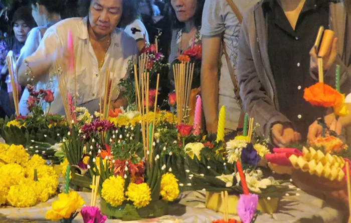 Os arranjos coloridos da feste Loi Krathong, em Bangkok, na Tailândia arranjos de flores
