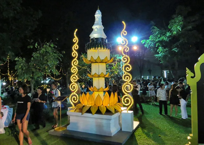 Decoração do parque Santi Chai Prakan, na festa de Loy Krathong, em Bangkok, Tailândia Decoração do parque Santi Chai Prakan, na festa de Loy Krathong