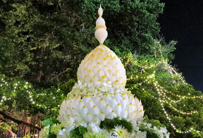 arranjo de flores na festa de Loy Krathong, em Bangkok, Tailândia O lindo arranjo de flores na festa de Loy Krathong, em Bangcoc, Tailândia