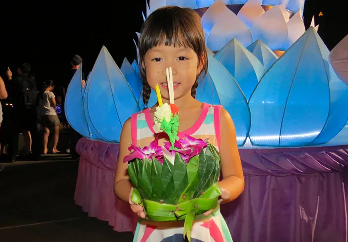 Menininha na festa de Loy Krathong, em Bangkok, Tailândia Menininha na festa de Loy Krathong, em Bangkok, Tailândia
