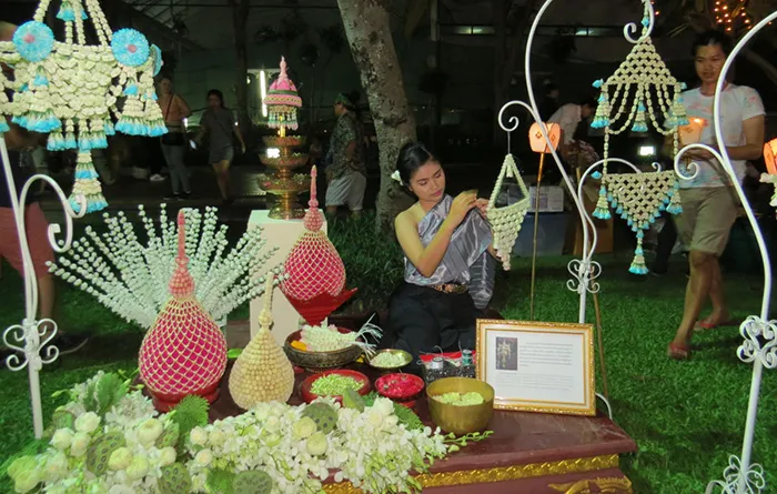 Modelo na festa de Loy Krathong, em Bangkok, Tailândia Modelo na festa de Loy Krathong, em Bangkok, Tailândia