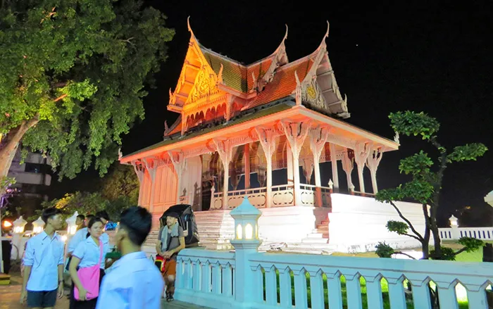 O pavilhão do parque Santi Chai Prakan, em Bangkok, Tailândia O pavilhão do parque Santi Chai Prakan